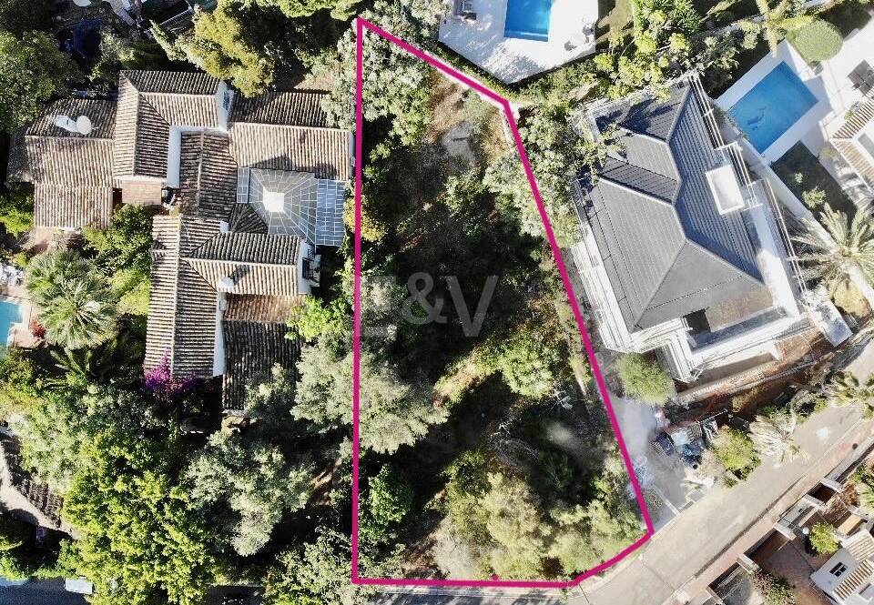 Terrain sur la plage à Artola Baja avec permis de construire approuvé