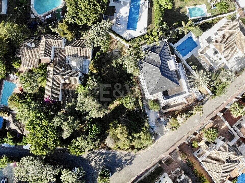 Terrain sur la plage à Artola Baja avec permis de construire approuvé