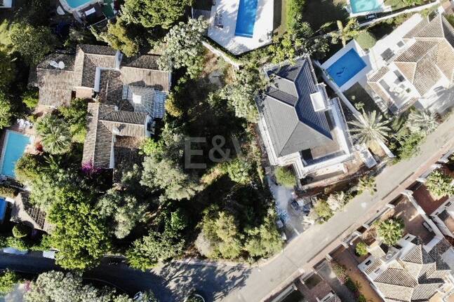 Terrain sur la plage à Artola Baja avec permis de construire approuvé