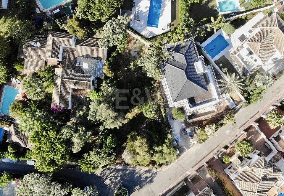 Terrain sur la plage à Artola Baja avec permis de construire approuvé