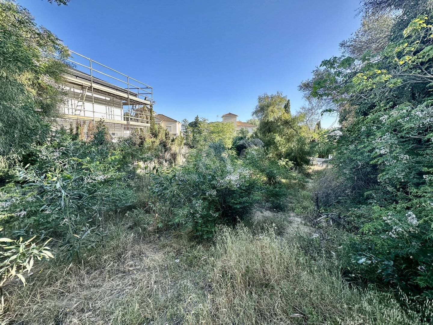 Parcela junto a la playa en Artola Baja con licencia de obra aprobada