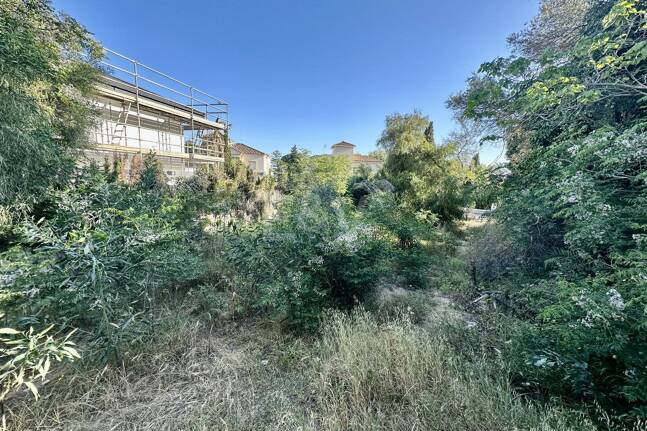 Terrain sur la plage à Artola Baja avec permis de construire approuvé