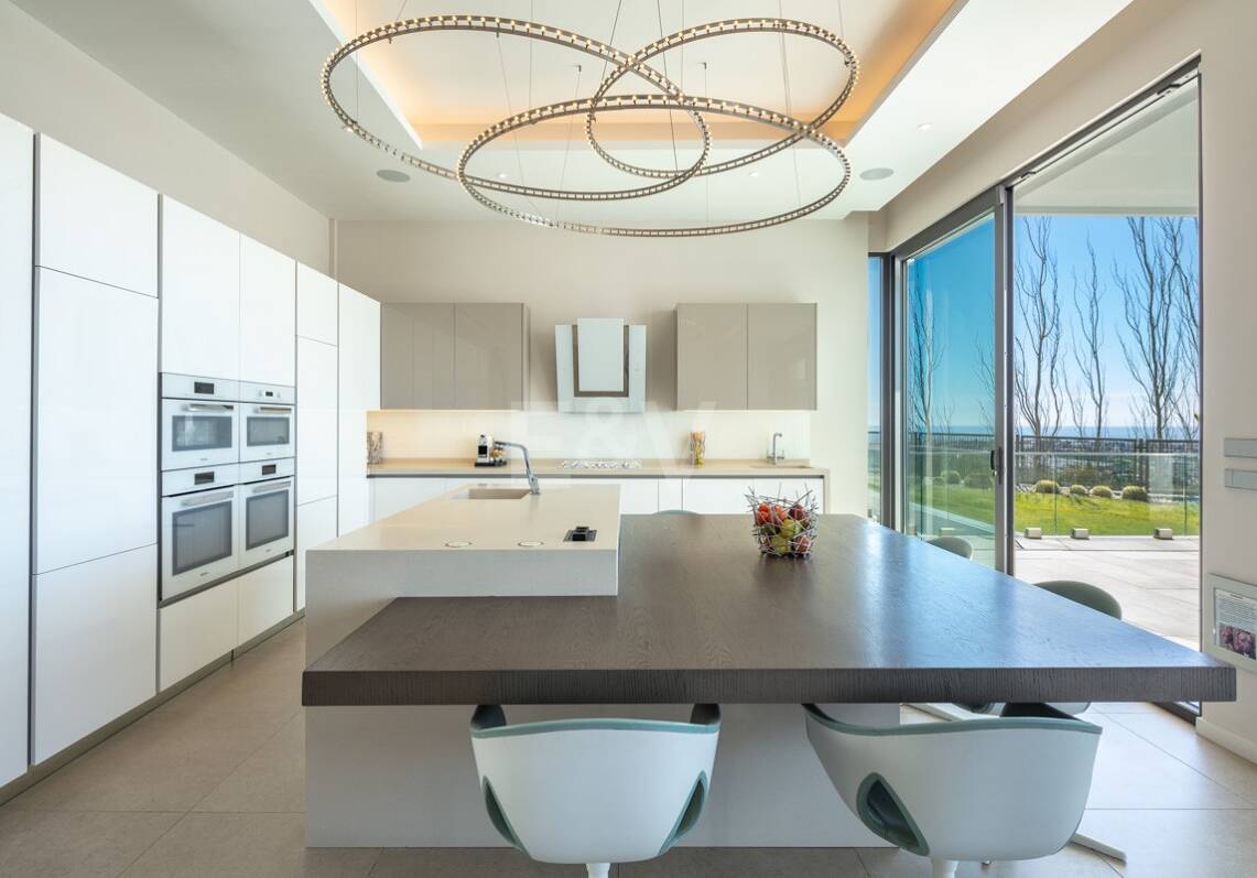 Villa moderna con excepcionales vistas al mar