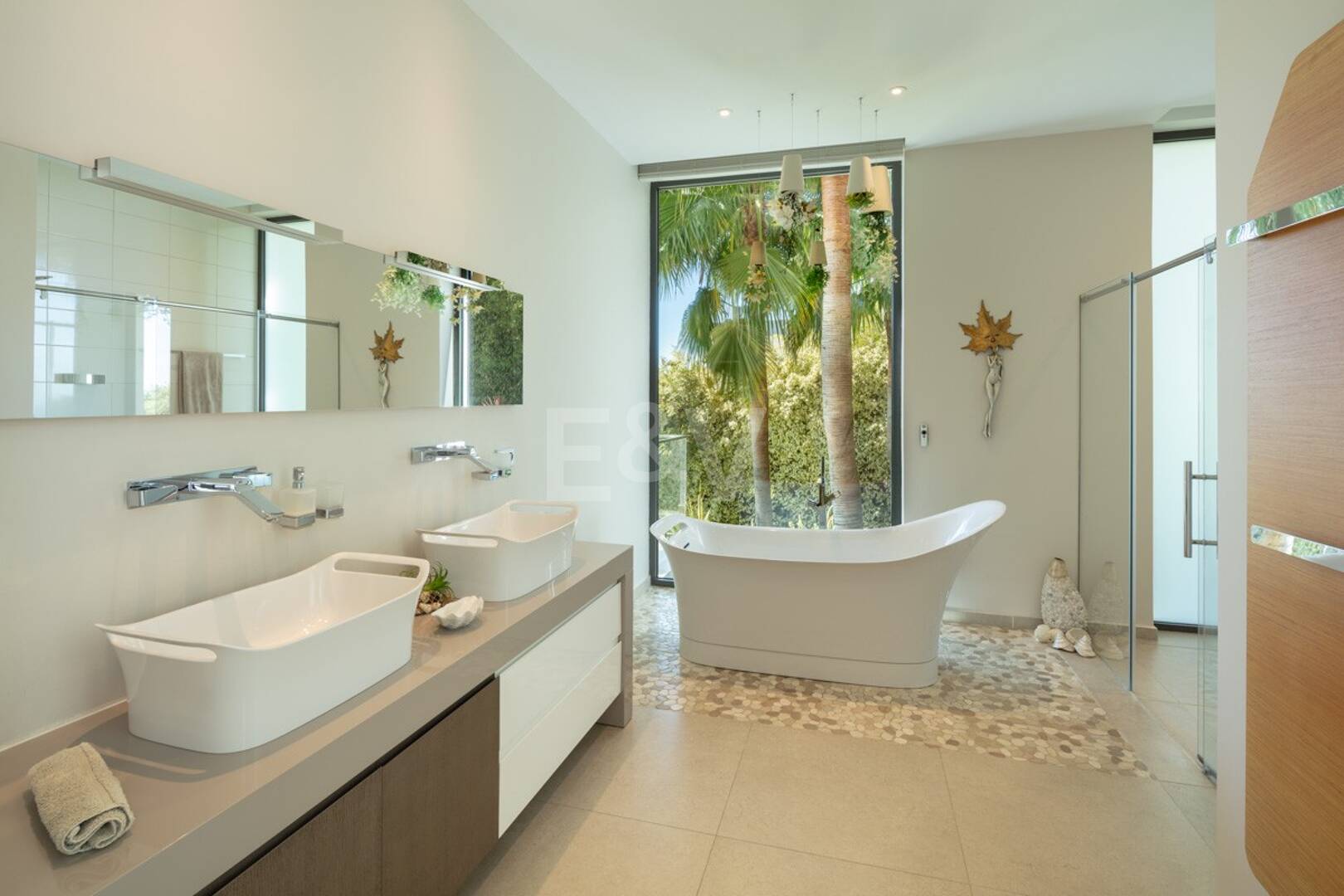 Exquisite villa with exceptional sea views