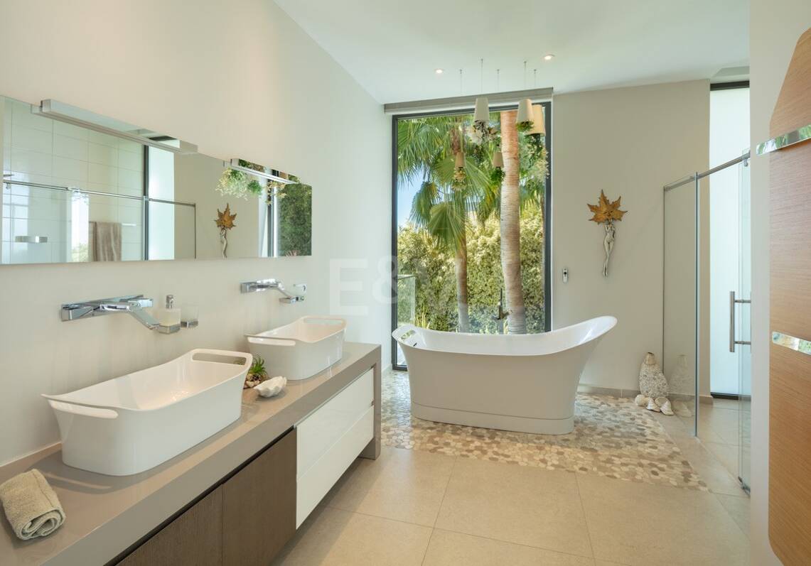 Villa moderna con excepcionales vistas al mar