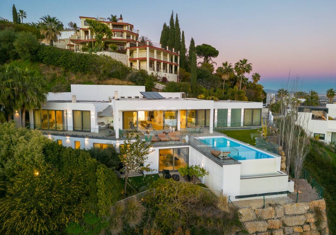 Villa moderna con excepcionales vistas al mar