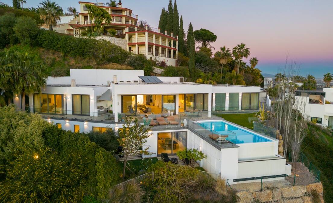 Exquisite villa with exceptional sea views