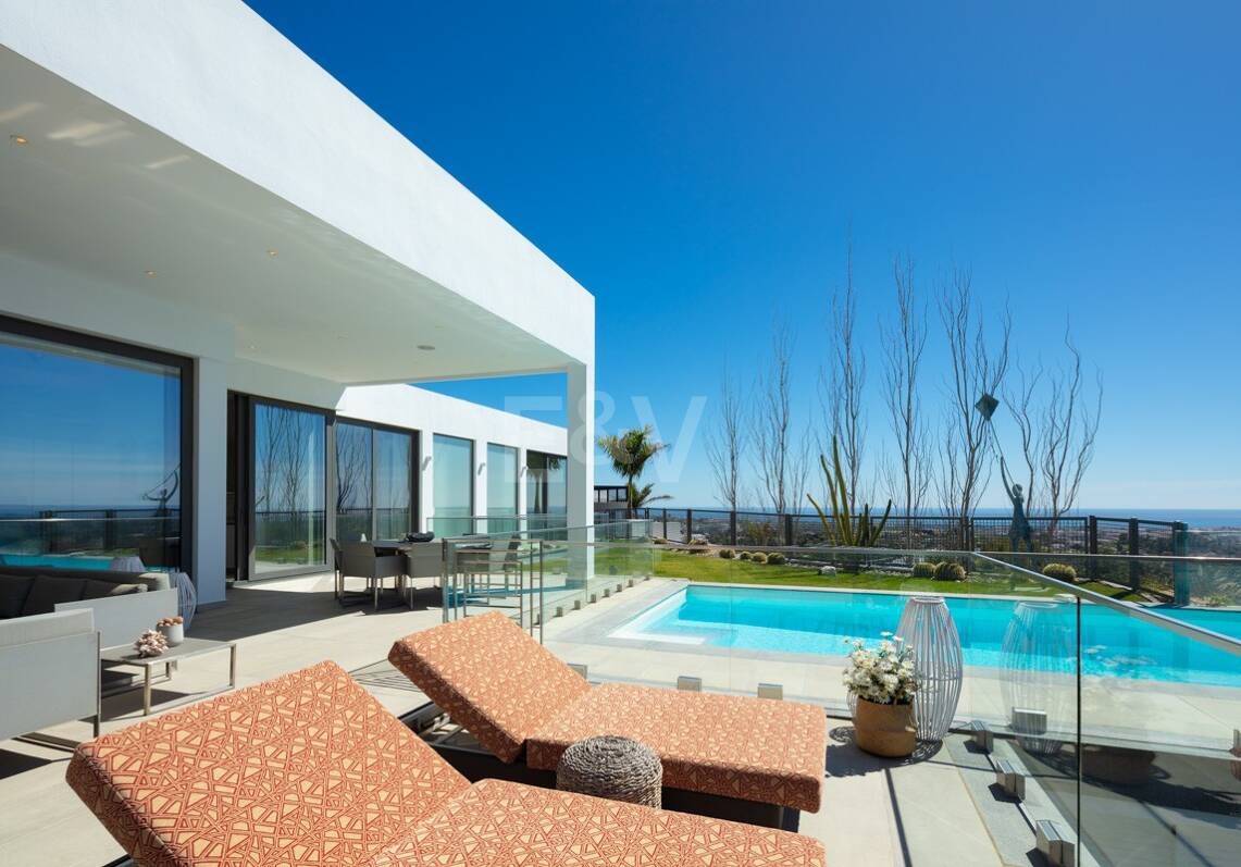 Villa moderna con excepcionales vistas al mar