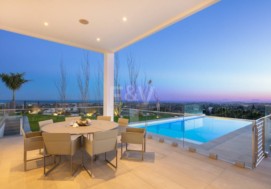 Villa moderna con excepcionales vistas al mar