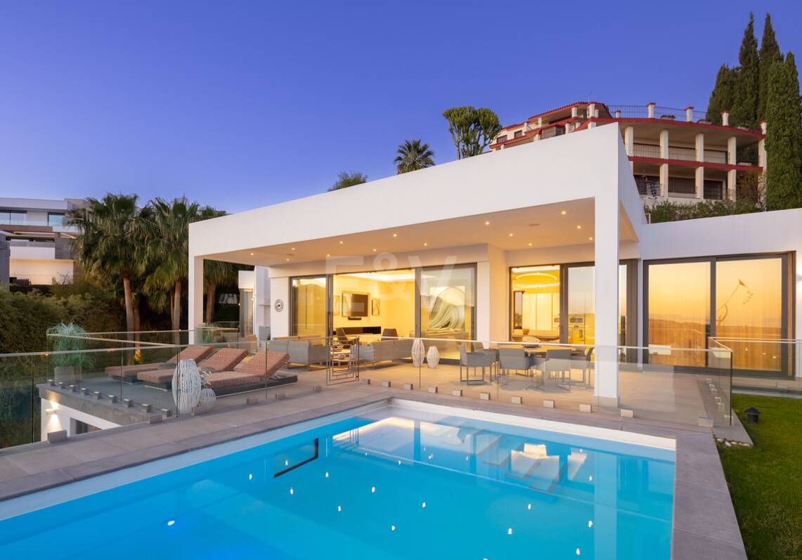 Villa moderna con excepcionales vistas al mar