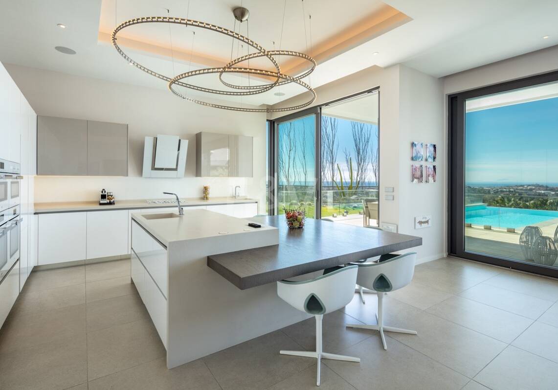 Villa moderna con excepcionales vistas al mar