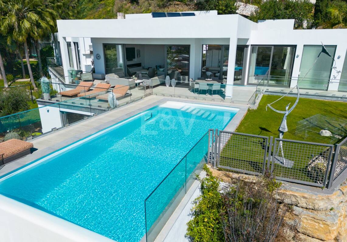 Villa moderna con excepcionales vistas al mar