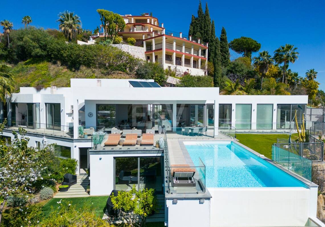 Villa moderna con excepcionales vistas al mar