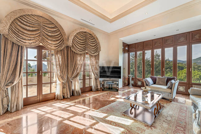 Stunning Italian Renaissance Villa in La Zagaleta Front Line Golf