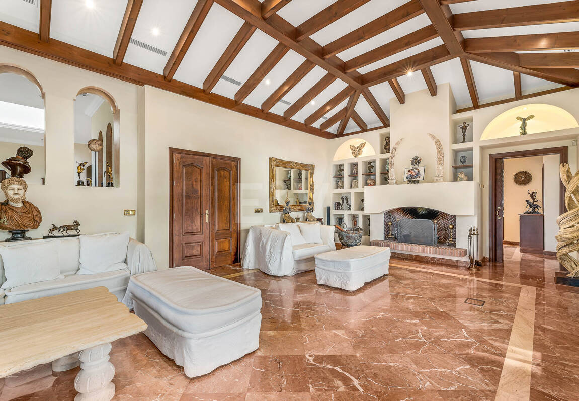 Stunning Italian Renaissance Villa in La Zagaleta Front Line Golf