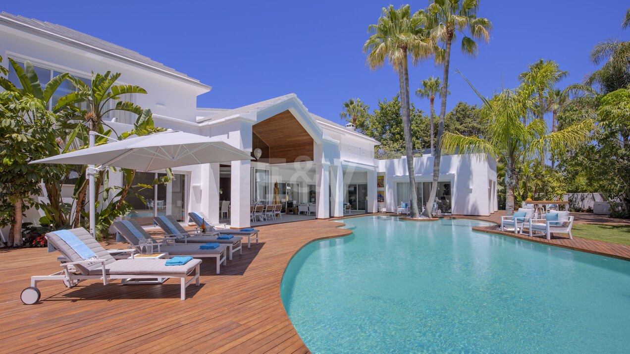 Moderne Villa am Guadalmina Strandseite im DesignerMiami-Stil