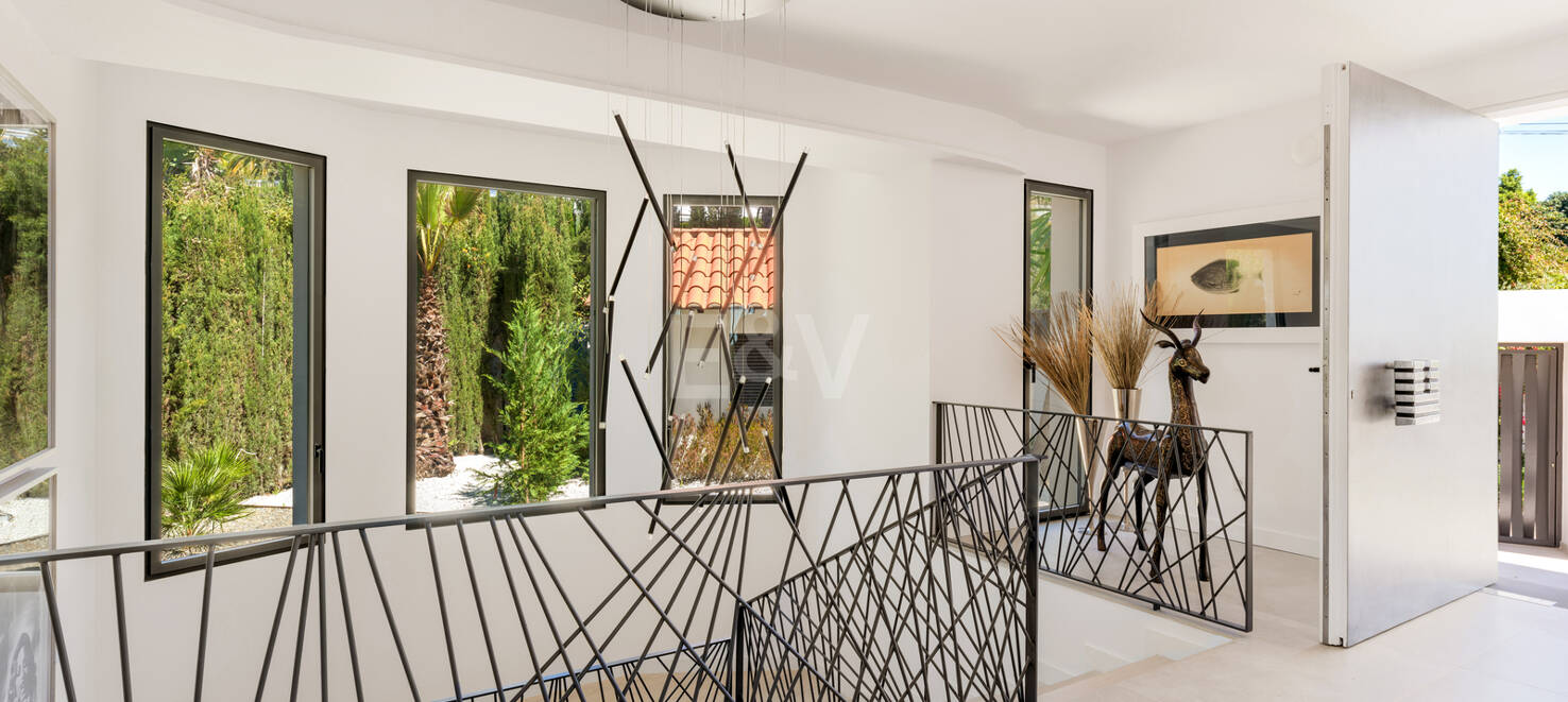 Stylowa willa w Nagüeles z widokiem na morze i góry