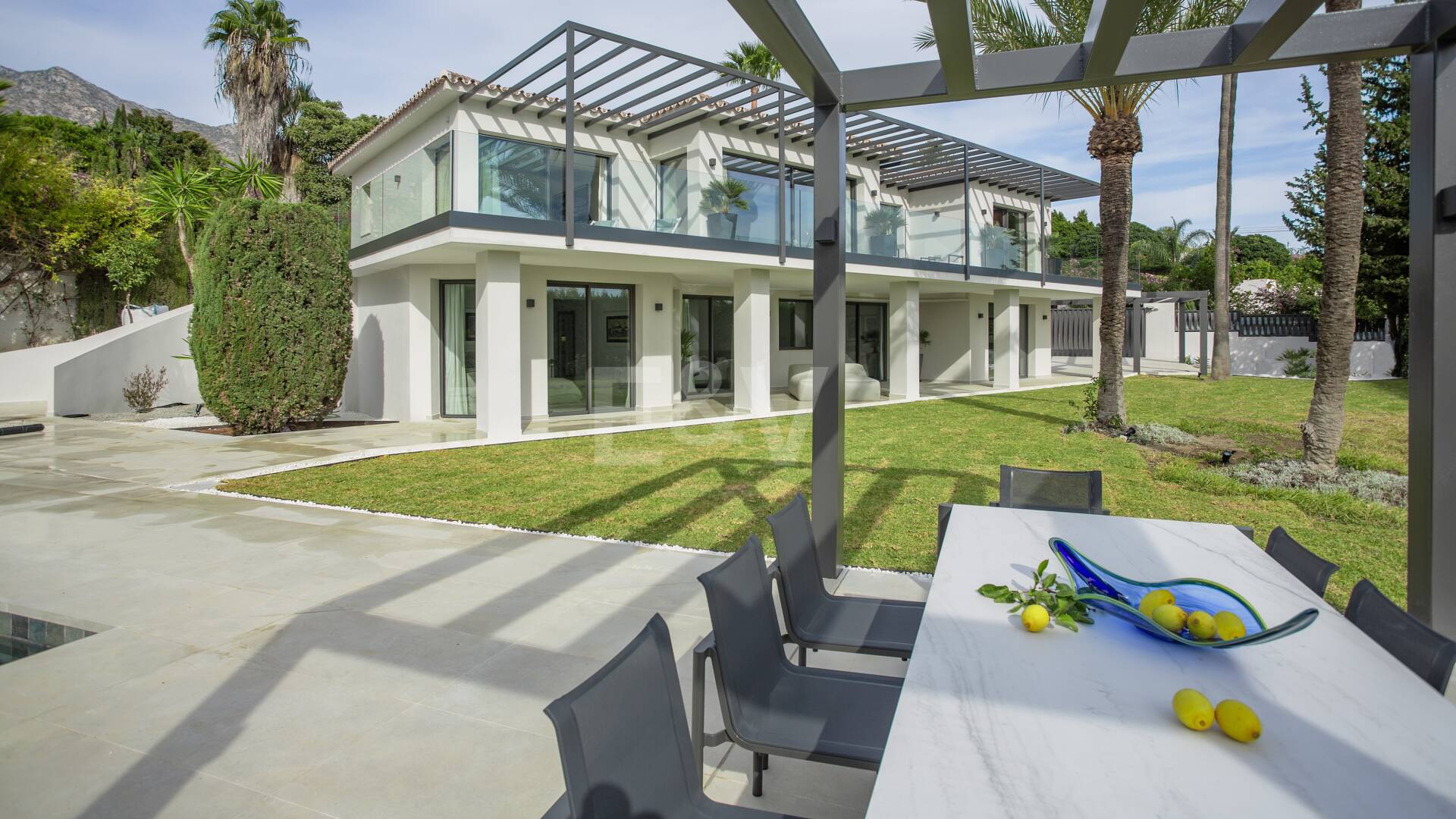 Stilvolle Villa in Nagüeles mit Meer- und Bergblick