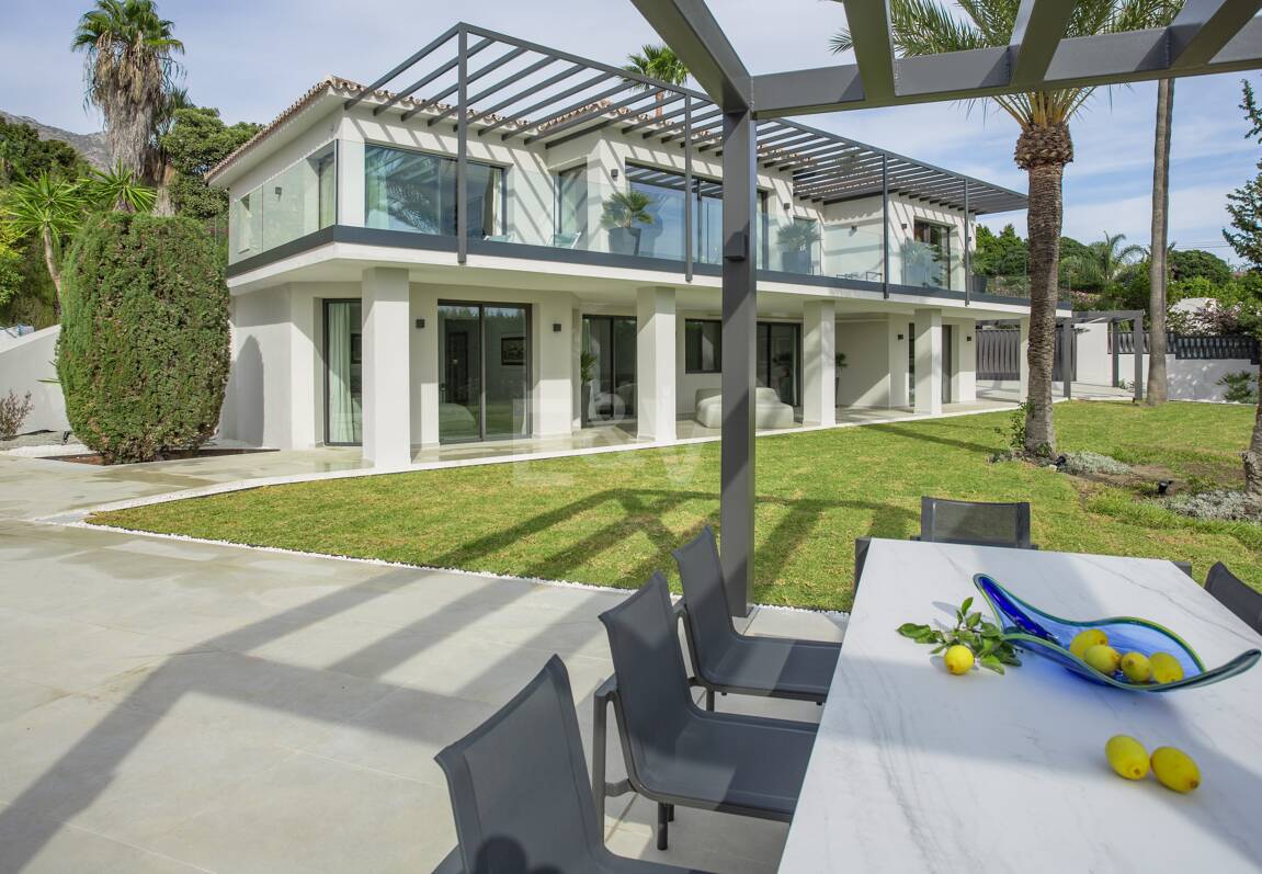 Stilvolle Villa in Nagüeles mit Meer- und Bergblick