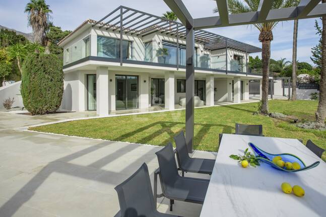 Stilvolle Villa in Nagüeles mit Meer- und Bergblick