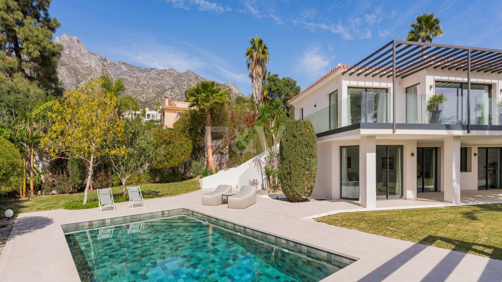 Elegante Villa en Nagüeles, con vistas al mar y la montaña