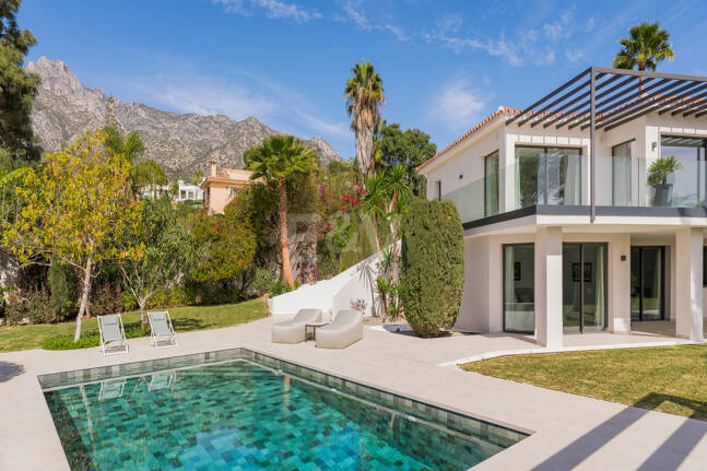 Stilvolle Villa in Nagüeles mit Meer- und Bergblick