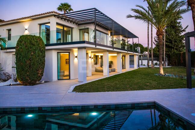 Stilvolle Villa in Nagüeles mit Meer- und Bergblick