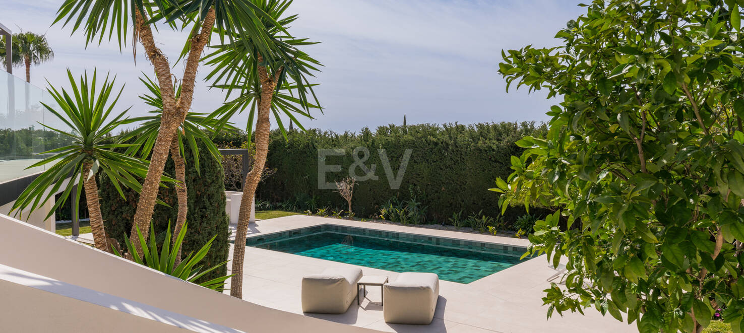 Stylowa willa w Nagüeles z widokiem na morze i góry