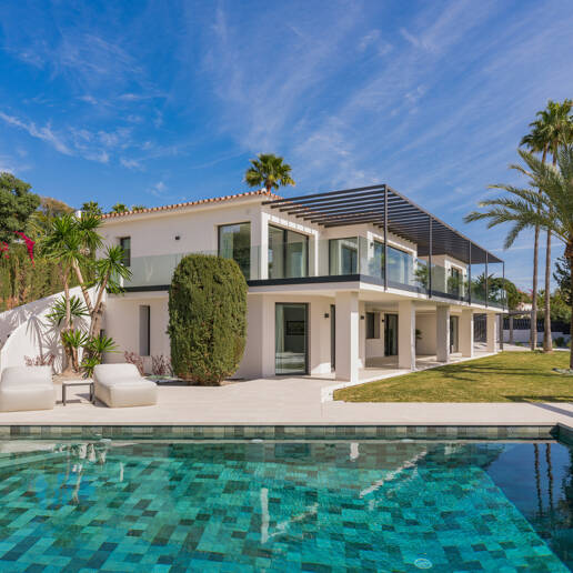 Stylowa willa w Nagüeles z widokiem na morze i góry