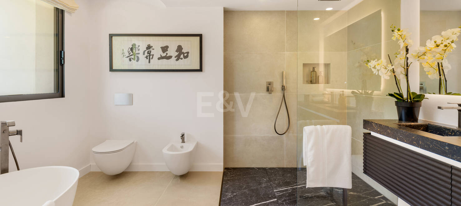 Stylowa willa w Nagüeles z widokiem na morze i góry