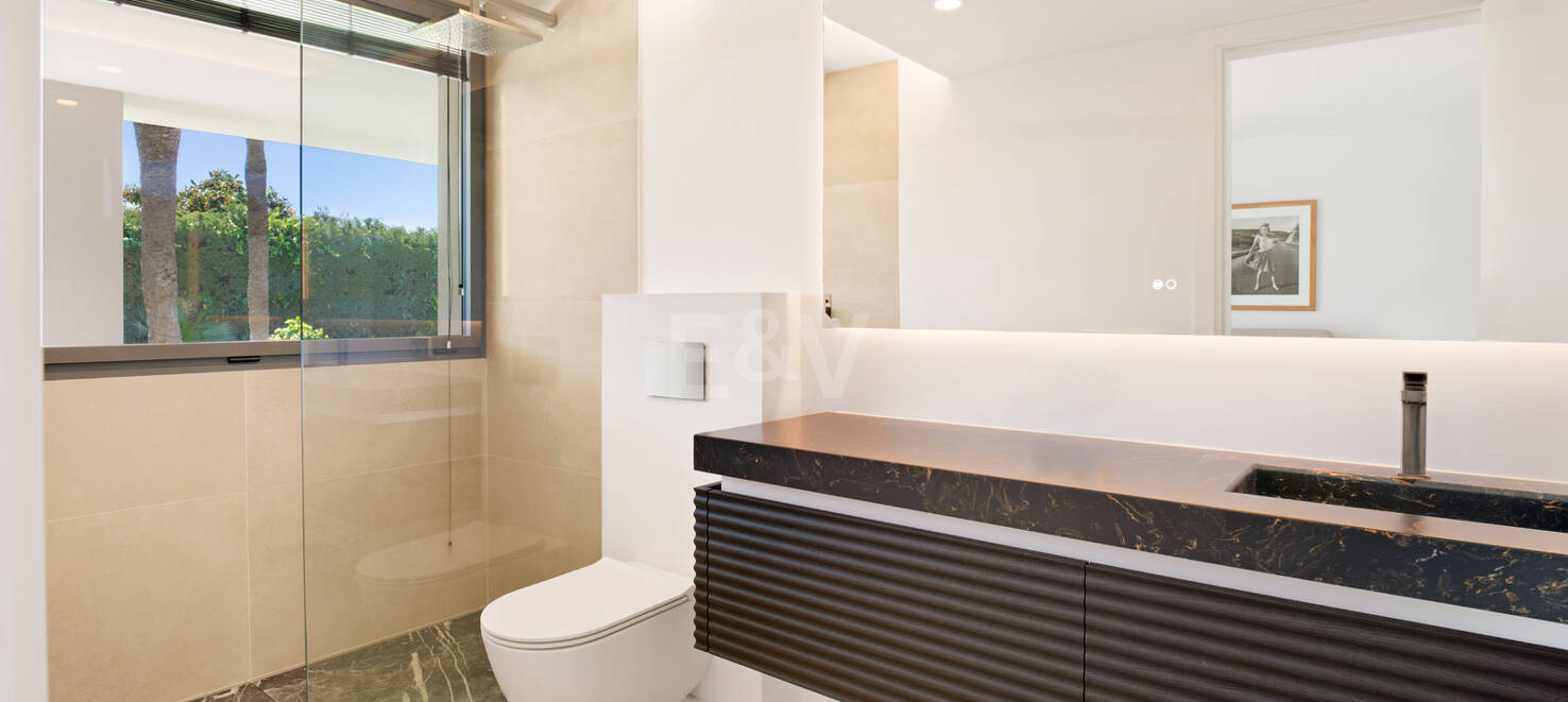 Stylowa willa w Nagüeles z widokiem na morze i góry