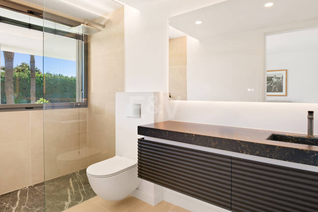 Stilvolle Villa in Nagüeles mit Meer- und Bergblick