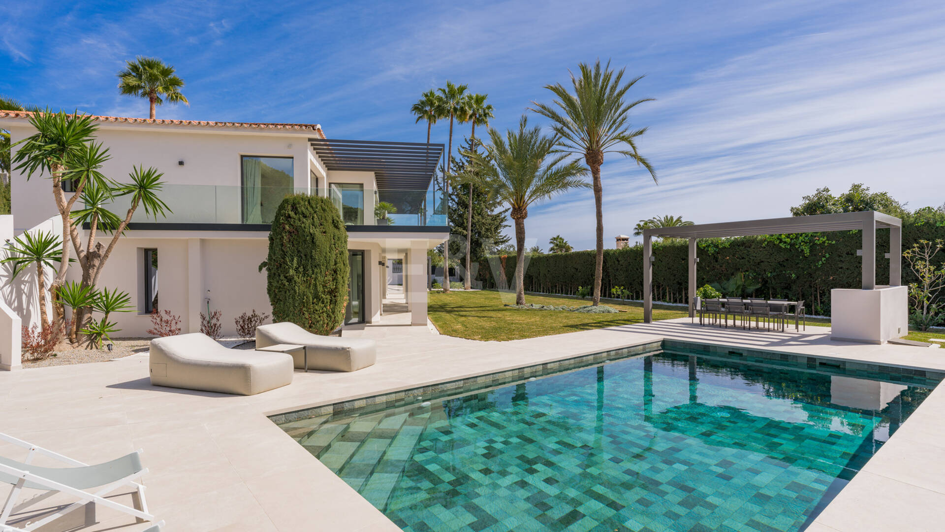 Elegante Villa en Nagüeles, con vistas al mar y la montaña