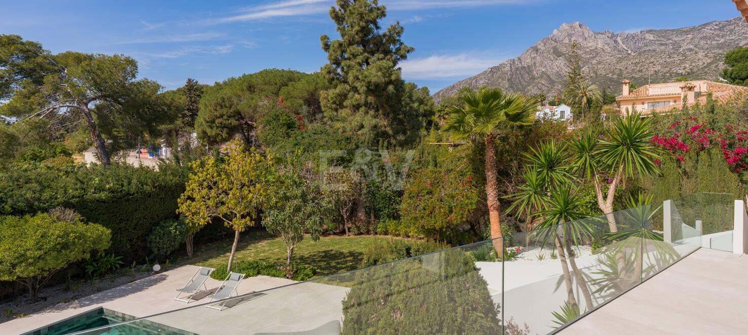 Stylowa willa w Nagüeles z widokiem na morze i góry