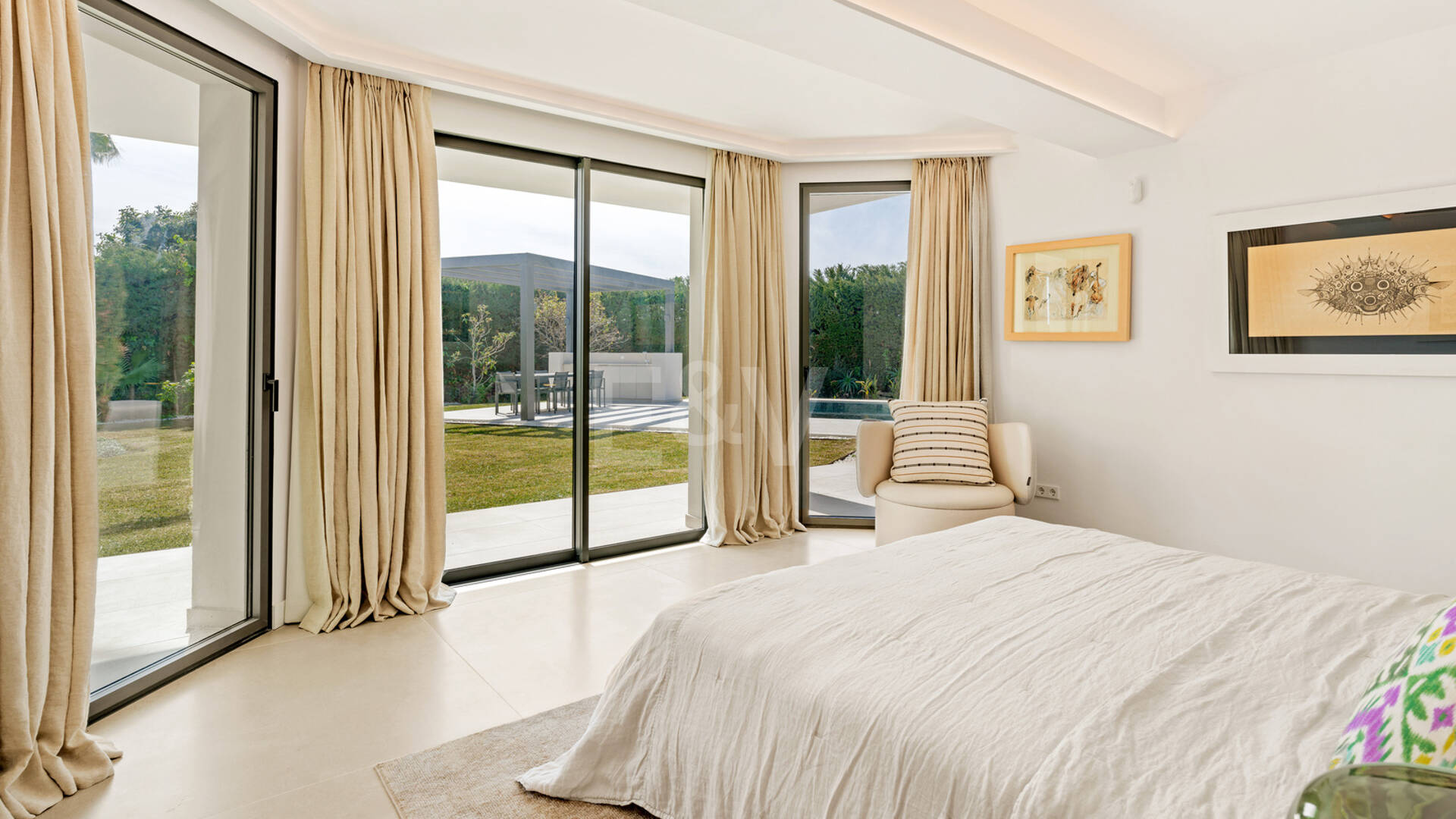 Elegante Villa en Nagüeles, con vistas al mar y la montaña