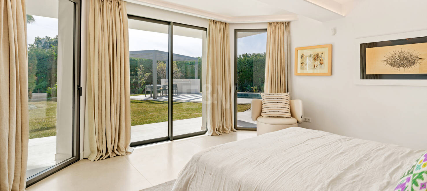 Stylowa willa w Nagüeles z widokiem na morze i góry