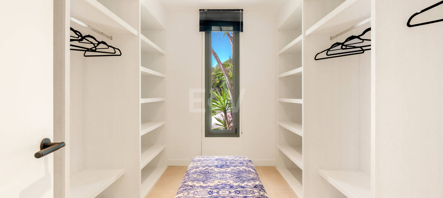 Stylowa willa w Nagüeles z widokiem na morze i góry