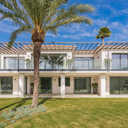 Stylowa willa w Nagüeles z widokiem na morze i góry