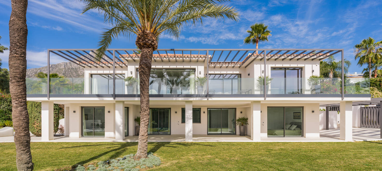 Stylowa willa w Nagüeles z widokiem na morze i góry