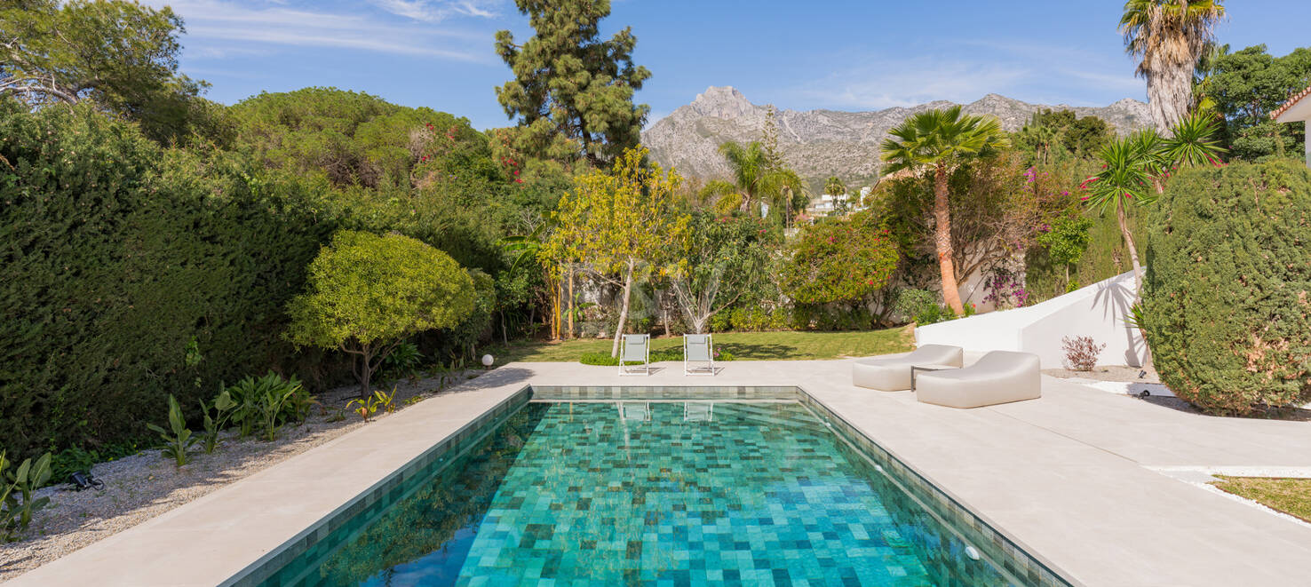 Stylowa willa w Nagüeles z widokiem na morze i góry