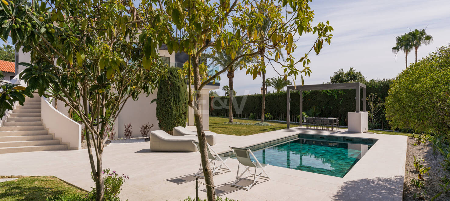 Stylowa willa w Nagüeles z widokiem na morze i góry