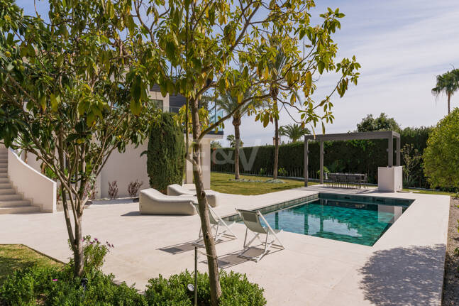 Stilvolle Villa in Nagüeles mit Meer- und Bergblick