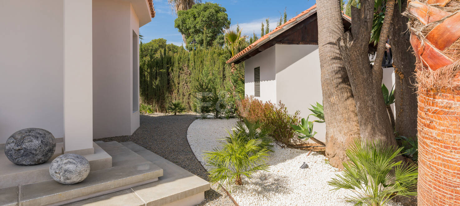 Stylowa willa w Nagüeles z widokiem na morze i góry