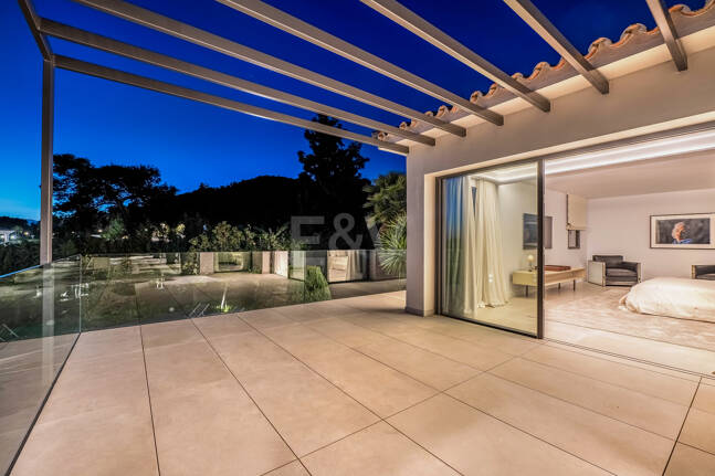 Elegante Villa en Nagüeles, con vistas al mar y la montaña