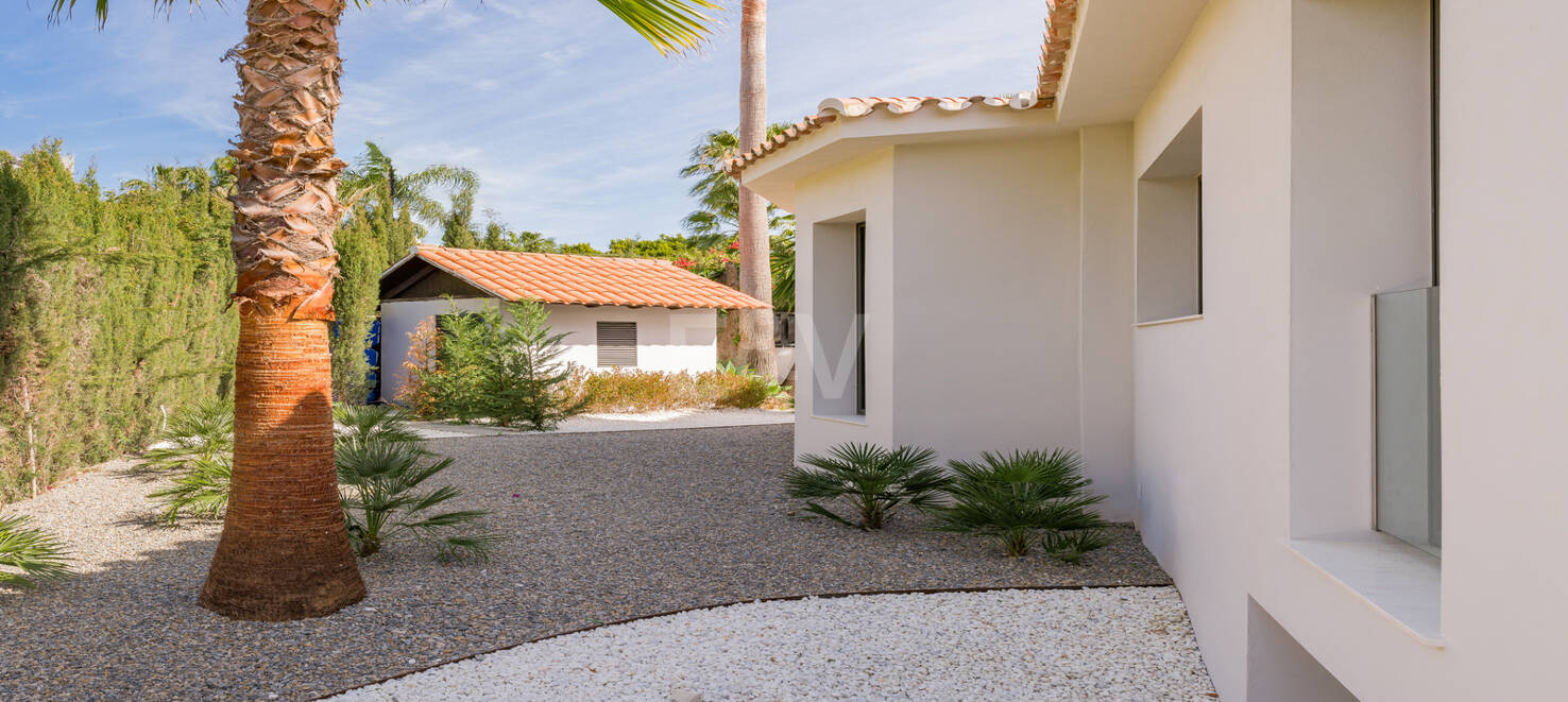 Stylowa willa w Nagüeles z widokiem na morze i góry