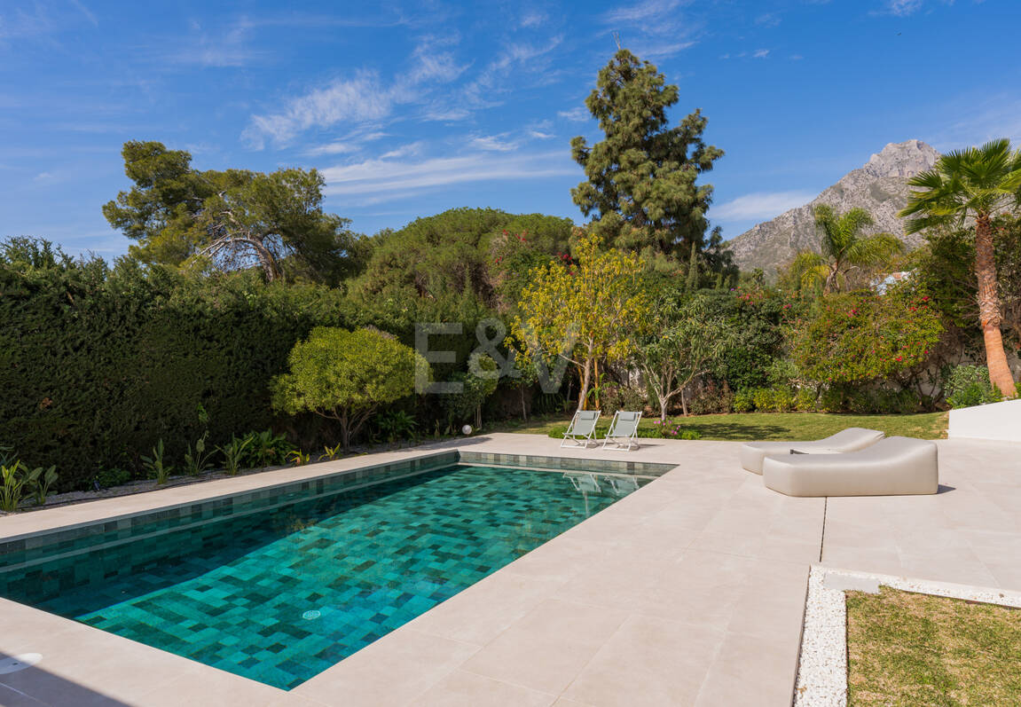 Stilvolle Villa in Nagüeles mit Meer- und Bergblick