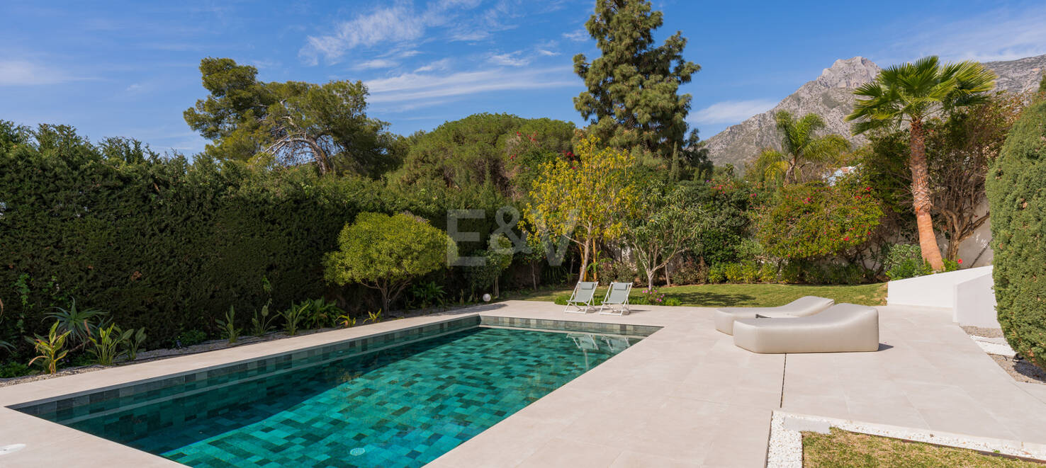 Stylowa willa w Nagüeles z widokiem na morze i góry
