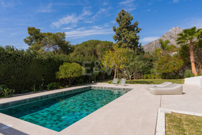 Stilvolle Villa in Nagüeles mit Meer- und Bergblick