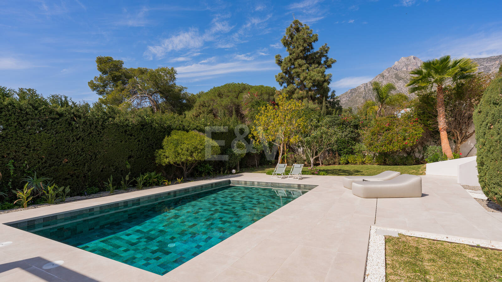 Stilvolle Villa in Nagüeles mit Meer- und Bergblick