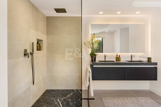 Stilvolle Villa in Nagüeles mit Meer- und Bergblick